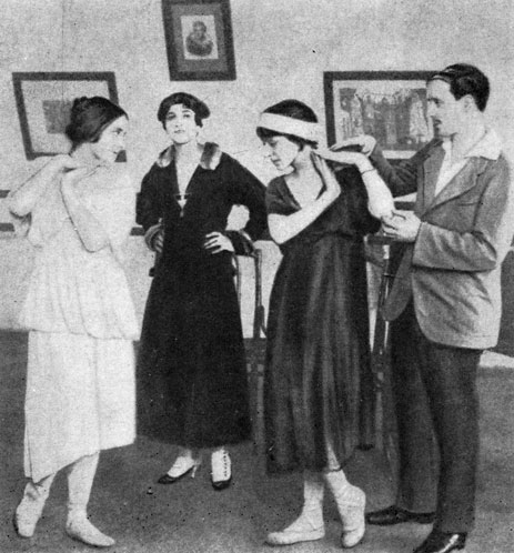Рис. 45. М. Фокин на репетиции. Фотография 1900-х гг.